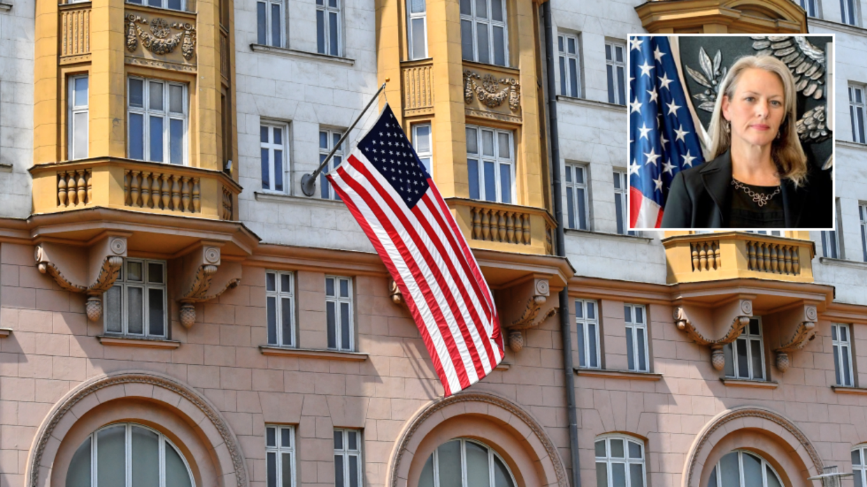 Thư ký Báo chí của Đại sứ quán Hoa Kỳ tại Nga - bà Rebecca Ross.