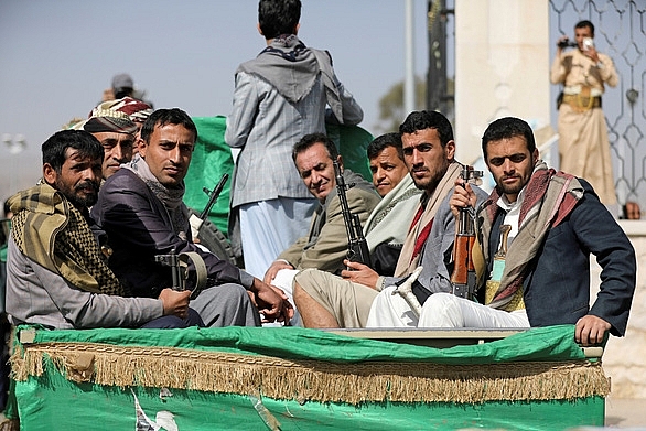 Các thành viên trong lực lượng vũ trang Huthi ngồi phía sau chiếc xe tải di chuyển ngày 20-2-2021 tại Sanaa, Yemen