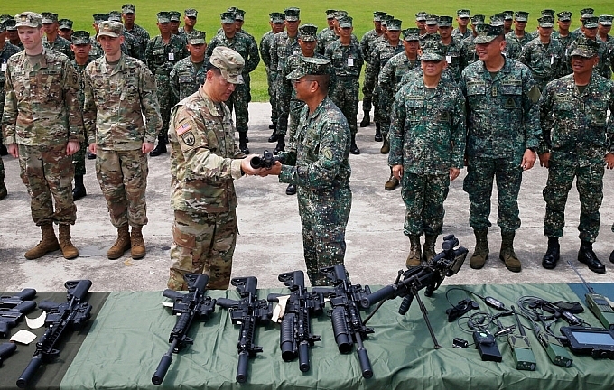 Quân đội Mỹ và Philippines.