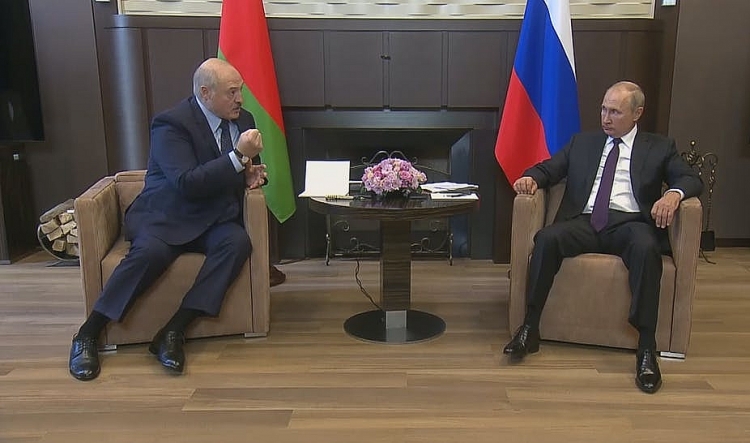 Tổng thống Nga Vladimir Putin gặp gỡ người đồng cấp Belarus Alexander Lukashenko.