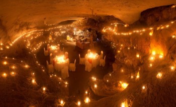 'Choáng' với bữa tiệc được tổ chức trong hang