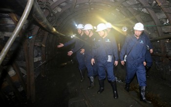 Phó Thủ tướng thị sát tình hình sản xuất, động viên công nhân thợ mỏ