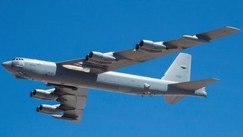 Cận cảnh oanh tạc cơ B-52 lần đầu mang tên lửa siêu thanh mới của Mỹ
