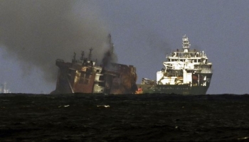Tàu container bắt đầu chìm sau 13 ngày cháy trên biển