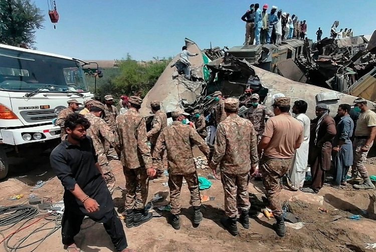 Hiện trường vụ tai nạn đường sắt tại Pakistan