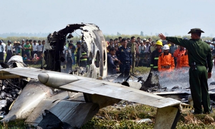 Hiện trường vụ rơi máy bay khiến ít nhất 12 người thiệt mạng ở Myanmar hôm 10/6. 
