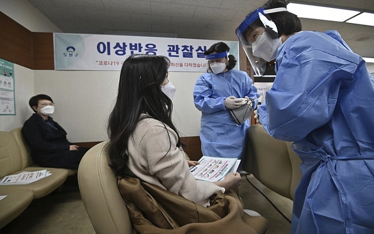 Tư vấn tiêm vaccine ngừa Covid-19 tại một trung tâm y tế ở Seoul