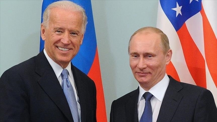 Tổng thống Mỹ Joe Biden (bìa trái) và người đồng cấp Nga.