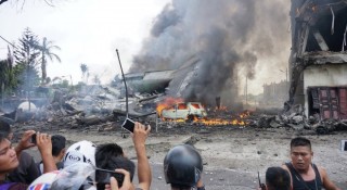 [VIDEO] Hiện trường vụ rơi máy bay ở Indonesia