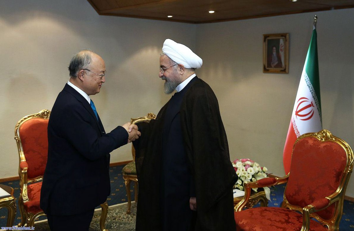 Ngày 2/7, tại Thủ đô Tehran, Tổng thống Iran Hassan Rouhani (phải) có cuộc gặp với Tổng Giám đốc Cơ quan Năng lượng nguyên tử quốc tế (IAEA) Yukiya Amano đang trong chuyến thăm Iran nhằm khởi động cuộc thanh sát chương trình hạt nhân của Iran. Tại cuộc gặ