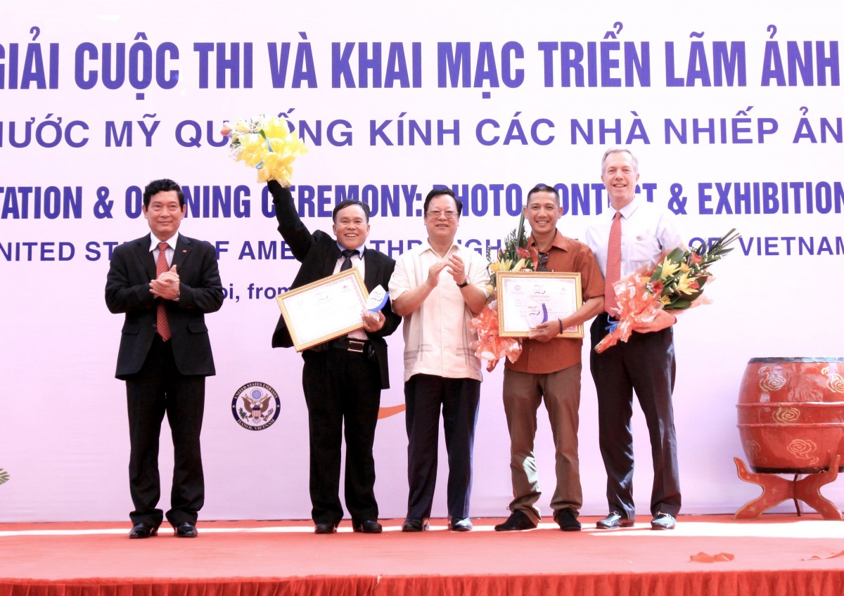 Ngày 3/7/2015, tại Hà Nội, Hội hữu nghị Việt Nam - Mỹ (Liên hiệp các tổ chức Hữu nghị Việt Nam) tổ chức Lễ trao giải và khai mạc triển lãm ảnh “Quan hệ Việt - Mỹ và nước Mỹ qua ống kính nhà nhiếp ảnh Việt Nam”. Trong ảnh: Các đại biểu thăm quan triển lãm.