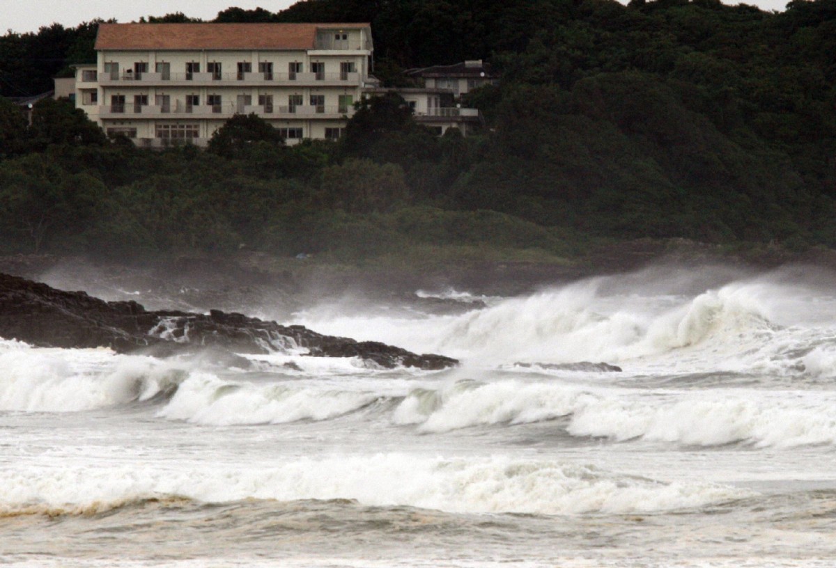 Tối 16/7, cơn bão nhiệt đới Nangka đã đổ bộ vào đảo Shikoku, miền tây Nhật Bản, làm ít nhất 2 người thiệt mạng và 30 người bị thương. Theo Cơ quan khí tượng Nhật Bản, cùng ngày, bão Nangka mang theo gió giật lên tới 185 km/h đã đổ bộ gần Mũi Muroto thuộc tỉnh Kochi, gây mưa lớn trên diện rộng từ Shikoku đến khu vực Đông Bắc Nhật Bản. Chính quyền địa phương tại tỉnh Kochi và một số nơi trên đảo Shikoku đã yêu cầu ít nhất 400.000 người sơ tán trước nguy cơ lở đất và ngập lụt.Đến sáng 17/7, bão di chuyển theo hướng Bắc và đổ bộ vào tỉnh Okayama. Trước đó, bão Nangka cũng khiến hãng hàng không Nippon Airways và Nhật Bản Airlines hủy tổng cộng 177 chuyến bay trong ngày 15/7 và hàng chục chuyến trong ngày 16/7.  Nhiều tuyến đường sắt và các tàu thuyền cũng tạm ngừng hoạt động, trong khi giao thông một số nơi bị tê liệt do mưa lớn. Trong ảnh: Sóng lớn tại vùng biển Hyuga, tỉnh Miyazaki, đảo Kyushu do ảnh hưởng của bão Nangka ngày 17/7. AFP/ TTXVN