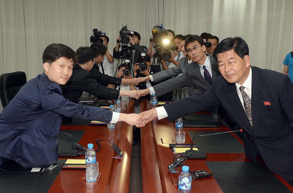 Ngày 17/7, Hàn Quốc và Triều Tiên đã kết thúc các cuộc đàm phán liên quan tới hoạt động tại Khu công nghiệp Kaesong mà không đạt được bất kỳ thỏa thuận nào. Cuộc họp của Ủy ban chung điều hành khu công nghiệp trên được tổ chức tại Kaesong, thành phố nằm trên biên giới của Triều Tiên với sự tham gia của 5 thành viên mỗi bên. Trong số những chủ đề chính của chương trình nghị sự là vấn đề tăng lương cho các công nhân Triều Tiên đang làm việc cho các công ty của Hàn Quốc tại khu công nghiệp này. Trong ảnh: Trưởng đoàn đàm phán Hàn Quốc Lee Sang-Min (trái) và người đồng cấp Triều Tiên Pak Chol-Su (phải) tại cuộc gặp. AFP/TTXVN