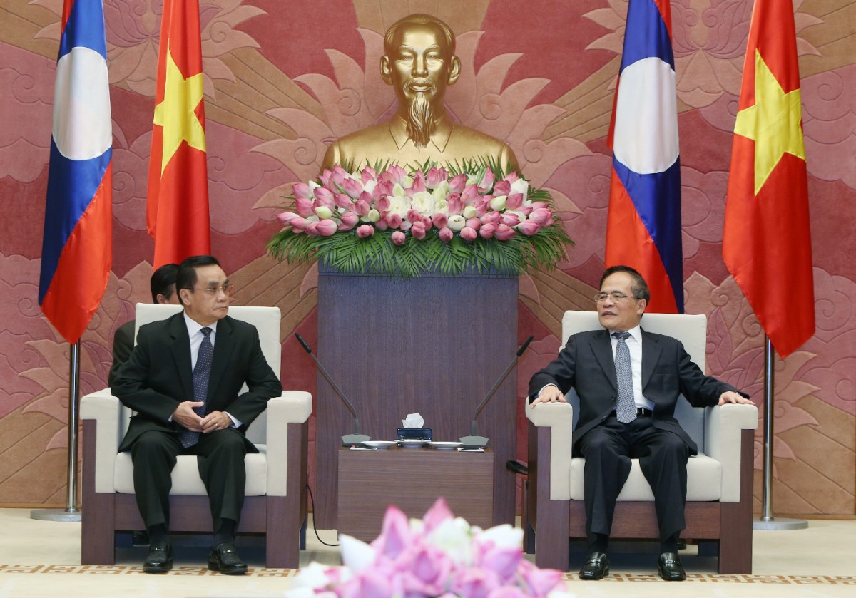 Chiều 17/7/2015, tại Nhà Quốc hội, Chủ tịch Quốc hội Nguyễn Sinh Hùng tiếp Thủ tướng CHDCND Lào Thongsing Thammavong đang ở thăm và làm việc tại nước ta. Ảnh: Nhan Sáng-TTXVN