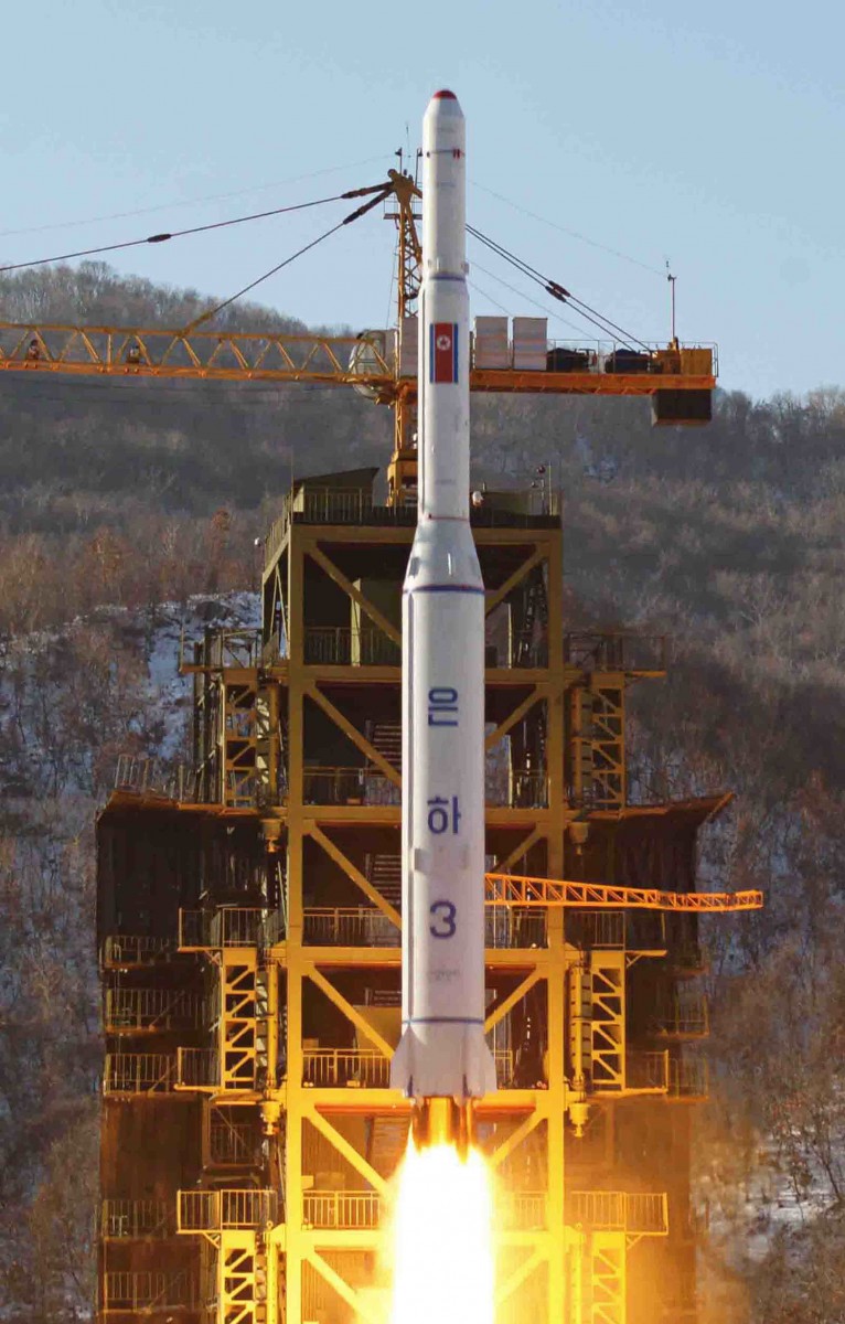 Ngày 22/7, nguồn tin quân đội và tình báo Hàn Quốc cho biết, Triều Tiên đã nối dài một bệ phóng có thể phóng tên lửa tầm xa hơn những loại trước đây. Bệ phóng cao 50 mét tại Dongchang-ri, tỉnh Bắc Pyongan gần biên giới với Trung Quốc, đã được nối dài thành 67 mét và có thể được sử dụng để phóng thử một tên lửa tầm xa đúng vào dịp kỷ niệm ngày thành lập Đảng Lao động Triều Tiên tháng 10 tới. Công việc trên được bắt đầu vào cuối năm 2013 và đến nay dường như sắp hoàn tất. Trong ảnh (tư liệu): Tên lửa Unha-3 được phóng từ trạm phóng vệ tinh Sohae ở Cholsan, tỉnh Bắc Pyongan, Triều Tiên năm 2012. Yonhap/TTXVN