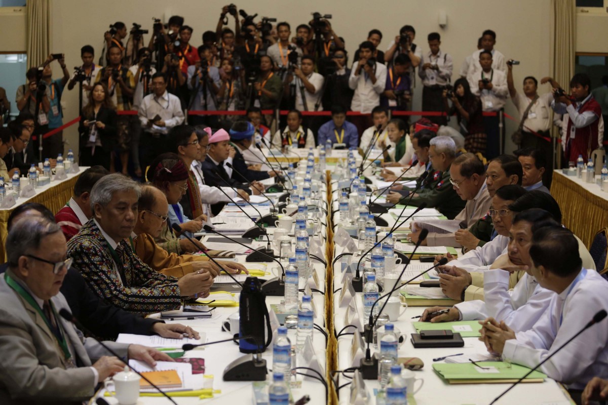 Ngày 22/7, đại diện Chính phủ Myanmar và hơn 10 nhóm sắc tộc thiểu số có vũ trang đã nối lại các cuộc đàm phán then chốt nhằm tiến tới một thỏa thuận ngừng bắn toàn quốc, chấm dứt sáu thập kỷ xung đột ở quốc gia Đông Nam Á này. Cuộc đàm phán kéo dài 18 tháng qua này diễn ra trong bối cảnh Myanmar đang tích cực chuẩn bị cho cuộc tổng tuyển cử, dự kiến vào tháng 11 tới. Trong ảnh: Các thành viên Ủy ban Kiến tạo hòa bình thống nhất của Chính phủ Myanmar và đại diện cấp cao các nhóm vũ trang thiểu số tại bàn đàm phán. THX/TTXVN