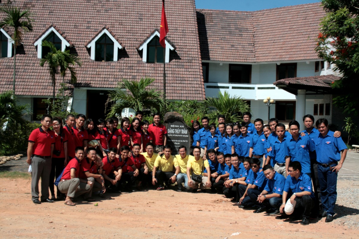 Đoàn thanh niên PV Power và PVC chụp ảnh lưu niệm tại bệnh xá Đặng Thùy Trâm.
