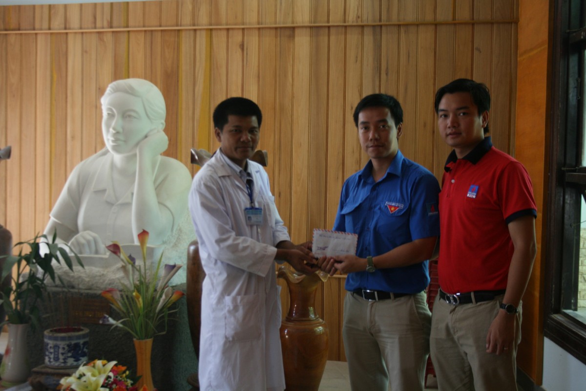 Đồng chí Ngô Thế Linh, Bí thư Đoàn thanh niên PV Power (áo xanh) và đồng chí Hoàng Hữu Thành, Bí thư Đoàn thanh niên PVC trao quà cho địa diện bệnh xá Đặng Thùy Trâm.