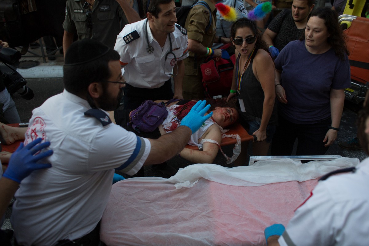 Ngày 30/7, một tín đồ Do Thái đã dùng dao tấn công 6 người trong một đoàn người diễu hành ở trung tâm Jerusalem của Israel, làm 2 người bị thương nặng. Kẻ tấn công là Yishai Shlissel, đã bị cảnh sát bắt giữ ngay sau đó. Ba tuần trước, Yishai Shlissel vừa ra tù sau 10 năm thi hành án tù giam với tội danh tấn công một đoàn biểu tình hồi năm 2005, làm 3 người bị thương. Trong ảnh: Chuyển người bị thương sau vụ tấn công ở Jerusalem ngày 30/7. THX-TTXVN