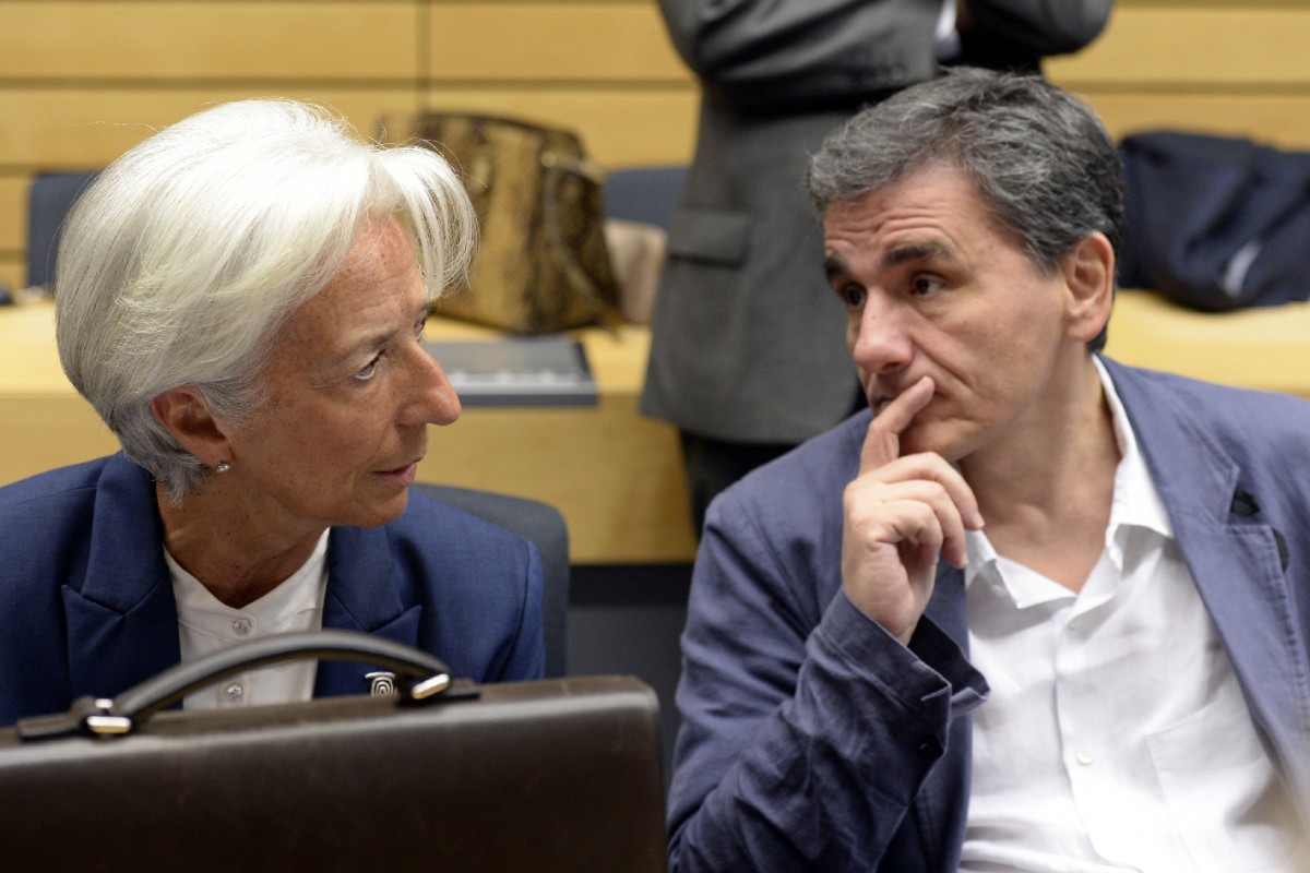 Quỹ Tiền tệ quốc tế (IMF) trước mắt sẽ không tham gia chương trình cứu trợ thứ 3 cho Hy Lạp, chừng nào Athens chưa chấp nhận thực hiện đầy đủ các kế hoạch cải cách do các chủ nợ quốc tế yêu cầu và các đối tác châu Âu chưa chấp thuận giảm nợ cho nước này. Tuyên bố này được một quan chức IMF đưa ra ngày 30/7 trong bối cảnh đại diện các chủ nợ của Hy Lạp bắt đầu thương lượng với Athens về gói cứu trợ mới trị giá 86 tỷ euro (94 tỷ USD). Trong ảnh (tư liệu): Tổng giám đốc IMF Christine Lagarde (trái) và Bộ trưởng Tài chính Hy Lạp Euclid Tsakalotos tại Hội nghị Bộ trưởng Tài chính Eurogroup ở Brussels, Bỉ ngày 12/7. AFP/TTXVN