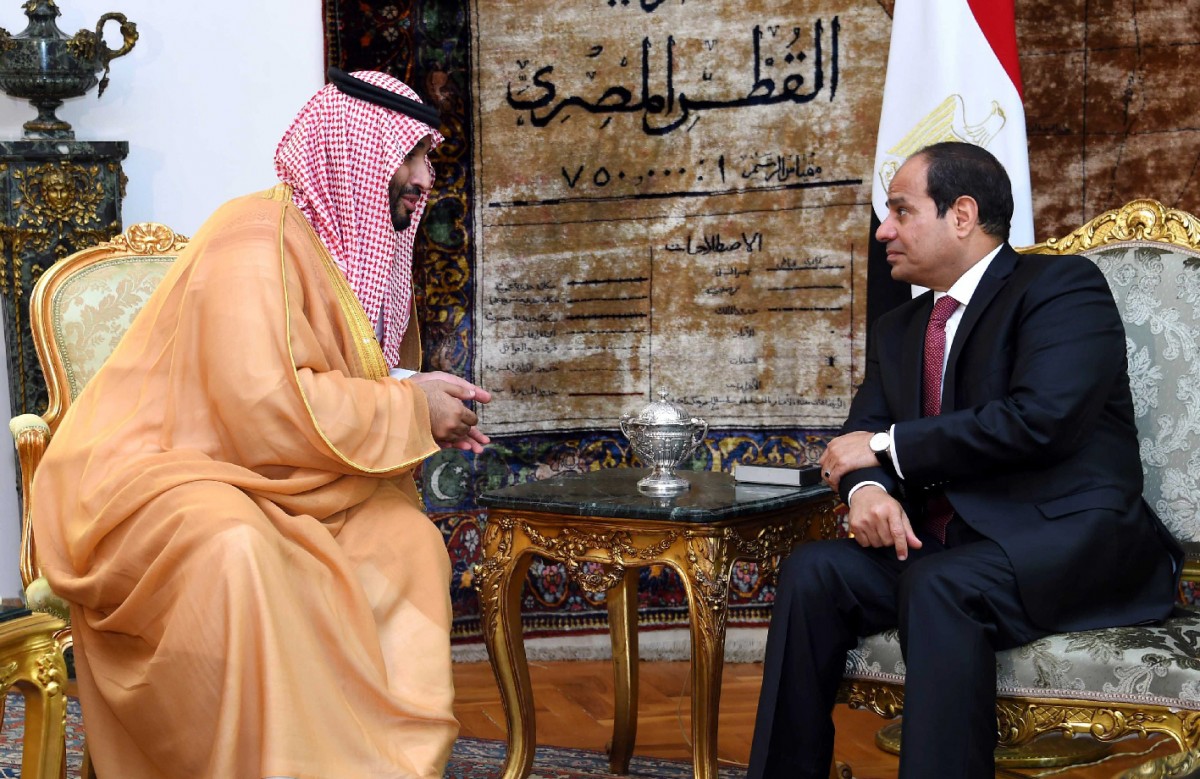 Ngày 30/7, tại thủ đô Cairo, Tổng thống Ai Cập Abdel Fattah al-Sisi (phải) có cuộc gặp với Bộ trưởng Quốc phòng Saudi Arabia Mohammed bin Salman đang trong chuyến thăm Ai Cập. Tại cuộc gặp, hai bên đã nhất trí tăng cường hợp tác trong các lĩnh vực quân sự, kinh tế, xã hội vì lợi ích chung của hai nước. AFP-TTXVN