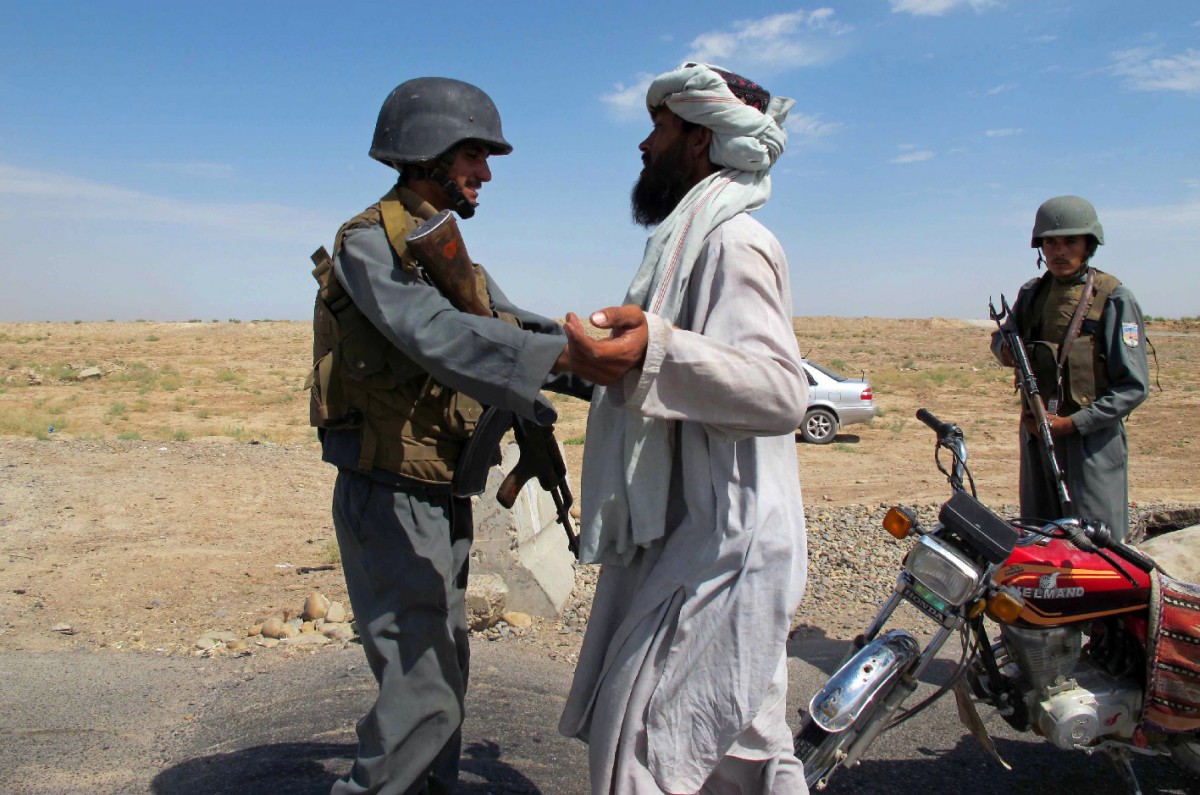 Ngày 30/7, phiến quân Taliban ở Afghanistan xác nhận thủ lĩnh cấp cao của lực lượng này Mullah Omar (ảnh) đã chết do bị bệnh, song không nói rõ thời gian. Tuyên bố của Taliban được đưa ra sau khi nguồn tin tình báo Afghanistan xác nhận thông tin về cái chết của Mullah Omar. Cũng trong ngày 30/7, một hội đồng tối cao của Taliban gồm 7 thành viên đã họp tại thành phố Quetta của Pakistan và bầu thủ lĩnh mới là Akhtar Mohammad Mansour, nhân vật đã giữ vị trí phó thủ lĩnh trong 3 năm qua. Trong ảnh: Cảnh sát kiểm tra an ninh tại một trạm kiểm soát ở Lashkar Gah, tỉnh Helmand ngày 30/7. AFP/TTXVN