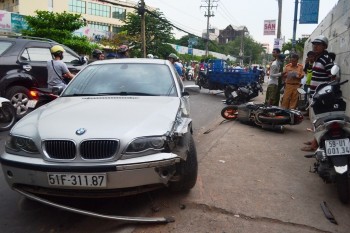 “Xế hộp” gây tai nạn liên hoàn, 3 người bị thương