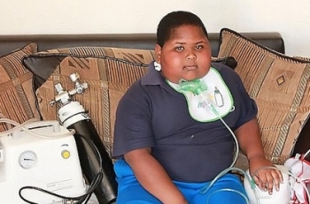 Cậu bé 10 tuổi nặng gần 1 tạ vì không thể ngừng ăn
