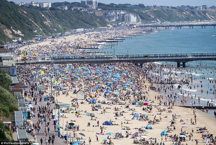 Anh: 100.000 người đổ xô ra biển Bournemouth tránh nóng