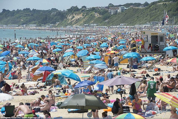 Anh: 100.000 người đổ xô ra biển Bournemouth tránh nóng