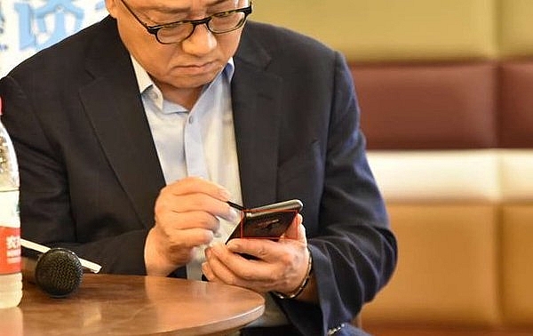 Lộ diện Galaxy Note9 trên tay CEO Samsung
