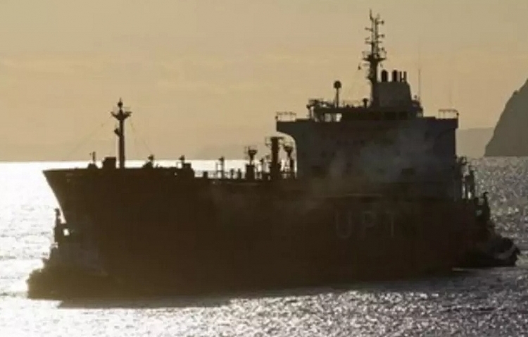 Iran suýt bắt giữ tàu chở dầu Anh