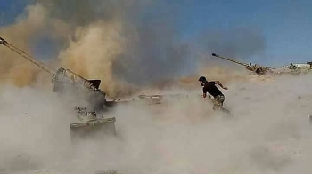 Quân đội Syria nã đạn pháo ở Hama trước một trận đánh lớn