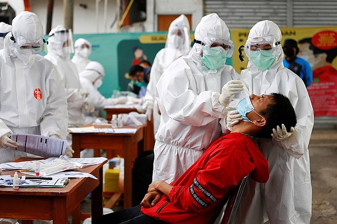 Nhân viên y tế lấy mẫu xét nghiệm Covid-19 gần thủ đô Jakarta - Indonesia.