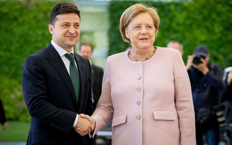 Thủ tướng Đức Angela Merkel tiếp Tổng thống Ukraine Volodymyr Zelensky trong chuyến thăm đầu tiên của ông tới Đức 