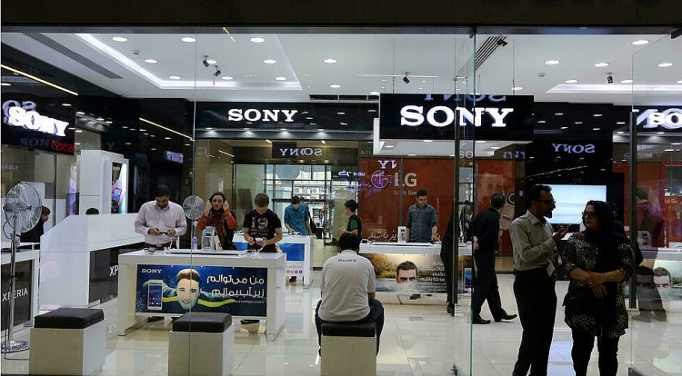Người Iran mua sắm đồ điện tử từ gã khổng lồ công nghệ Nhật Bản Sony tại một trung tâm mua sắm ở Tehran vào năm 2015 trong bối cảnh hy vọng được giảm nhẹ lệnh trừng phạt