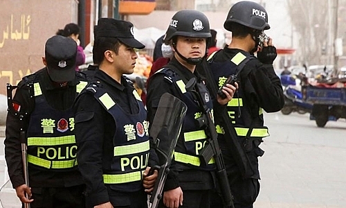 Cảnh sát vũ trang canh gác trên đường phố Kashgar, một thành phố thuộc khu tự trị Tân Cương, hôm 24/3/2017. 