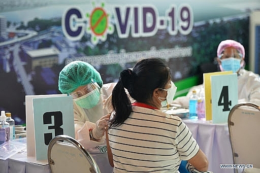 Một người dân tham gia tiêm chủng vaccine ngừa Covid-19 tại Bangkok, Thái Lan