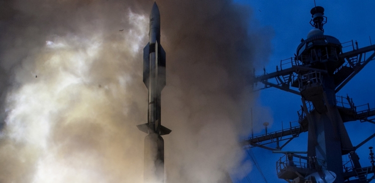 Tên lửa SM-6 được phóng đi trong một vụ thử nghiệm