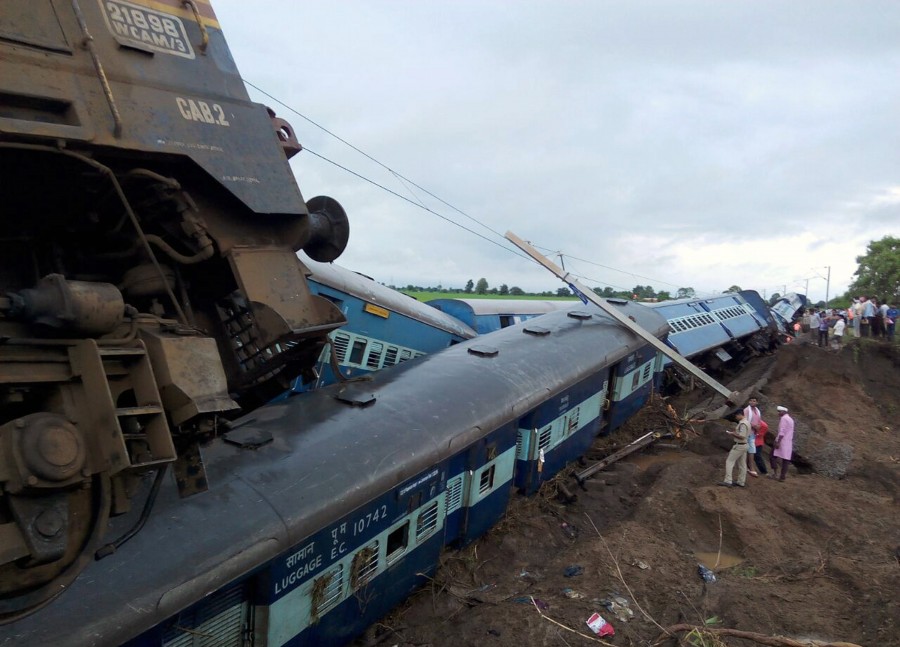 Giới chức Ấn Độ thông báo đêm 4/8, hai đoàn tàu chở khách đã bị trật đường ray khi đi qua một cây cầu bị lũ tàn phá ở miền Trung nước này, làm ít nhất 20 người thiệt mạng. Tai nạn này tiếp tục gióng lên hồi chuông cảnh báo về vấn đề an toàn trong mạng lưới đường sắt vốn đã tồi tàn của Ấn Độ. Người phát ngôn ngành đường sắt Ấn Độ Piyush Mathur cho biết hàng trăm người đã được giải cứu sau khi 2 tàu hỏa nói trên trật đường ray chỉ cách nhau vài phút ở gần thị trấn Harda, bang Madhya Pradesh vào khoảng 23 giờ 30 phút đêm 4/8. Số người thiệt mạng có thể sẽ tăng lên. Trong ảnh: Hiện trường vụ tai nạn. AFP/TTXVN