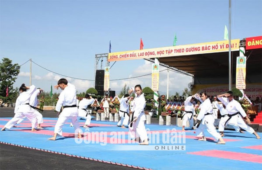 Các học viên trình diễn một bài quyền Karate.