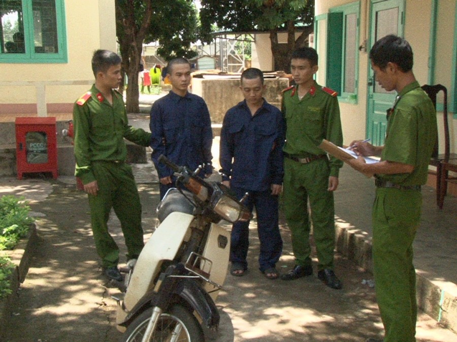 2 đối tượng Nguyễn Anh Long và Phạm Thanh Phúc, cùng chiếc xe máy tang vật tại cơ quan công an.