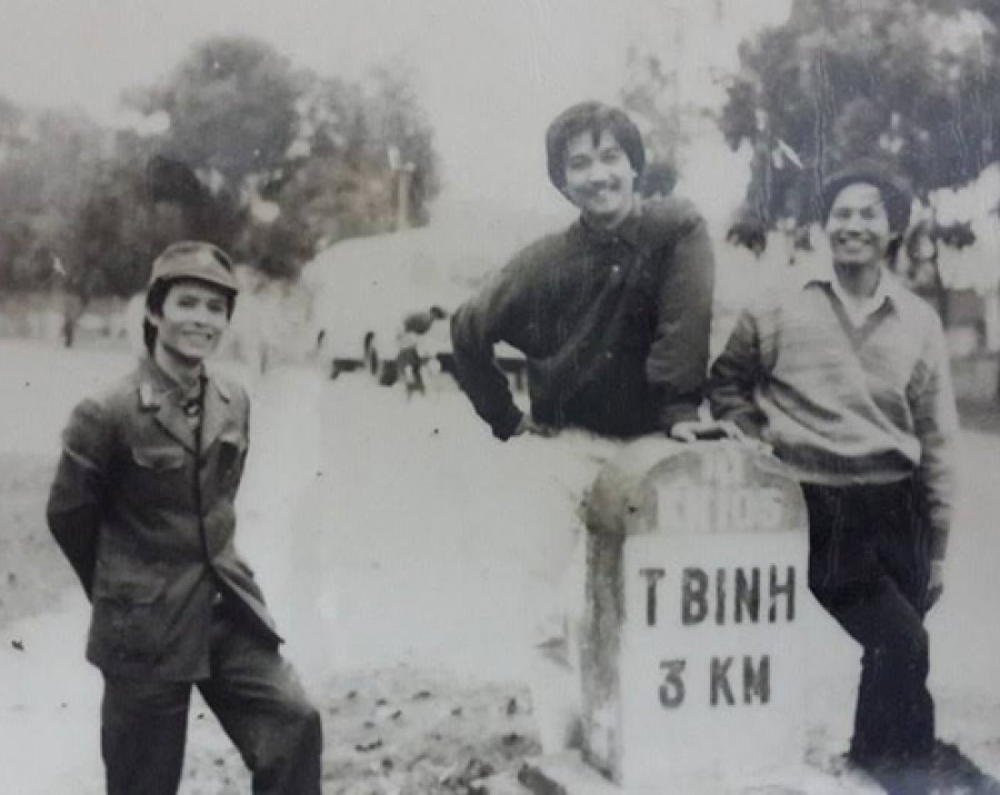 Các nhà sử học Việt Nam trong đó có nhà sử học Dương Trung Quốc (giữa) và ông Nguyễn Quang Ân (bìa phải) tại cột mốc Thái Bình- nơi đã diễn ra nạn đói kinh hoàng nhất. Và cũng là nơi có bức ảnh nổi tiếng đã chụp của cố nhiếp ảnh gia Võ An Ninh