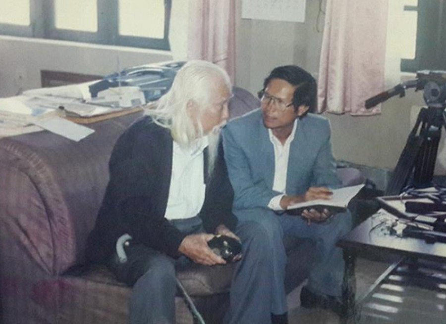 Nhà sử học Nguyễn Quang Ân (bìa phải)- Nguyên trưởng phòng Tư liệu, Viện sử học Việt Nam làm việc cùng với cố nhiếp ảnh gia Võ An Ninh (bìa trái) năm 1993.