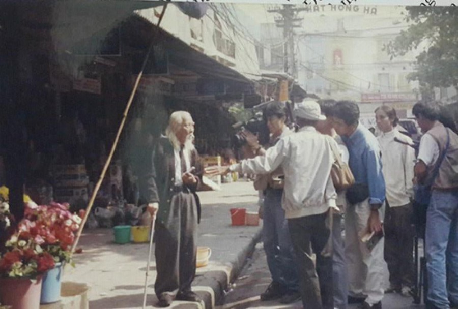 Cố nhiếp ảnh gia Võ An Ninh làm việc cùng các nhà sử học Việt Nam và Nhật Bản. Cố nhiếp ảnh gia Võ An Ninh đã đưa các nhà sử học đến từng nơi ông đã chụp ảnh và kể từng câu chuyện kinh hoàng về nạn đói mà ông đã chứng kiến