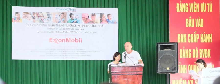 Ông Greg Smith-Chủ tịch Tổng Giám đốc Công ty ExxonMobil Việt Nam phát biểu tại buổi lễ khai mạc chương trình phẫu thuật nụ cười tại tỉnh Quảng Ngãi