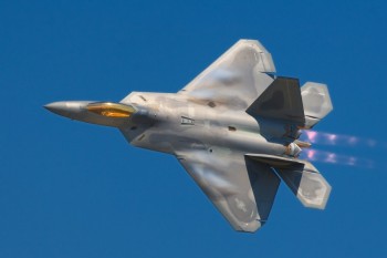 Mỹ quyết duy trì chiến đấu cơ tàng hình F-22 ở châu Âu