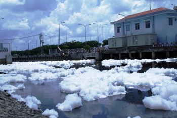 Bọt trắng nổi lềnh bềnh trên kênh ở Sài Gòn