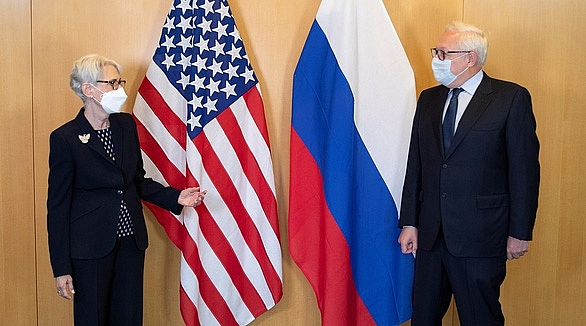 Thứ trưởng Mỹ Sherman (trái) trong cuộc gặp với người đồng cấp Nga Ryabkov tại Geneva hôm 28/7 