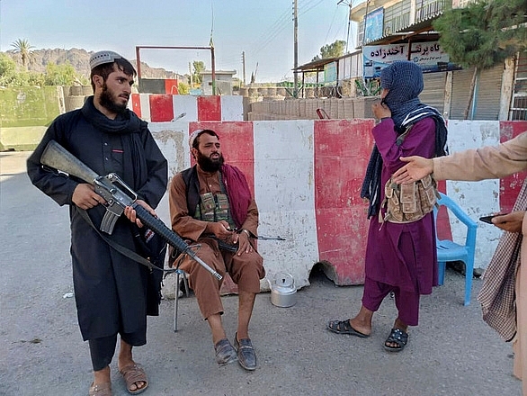 Binh sĩ Taliban tại một chốt kiểm soát ở thành phố Farah, Afghanistan 